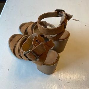 Strapping sandals with a heel! Women’s size 7